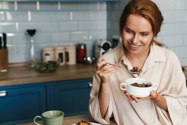 Imagem Mulher Gengibre Alegre Usando Laptop Enquanto Toma Café Manhã — Fotografia de Stock