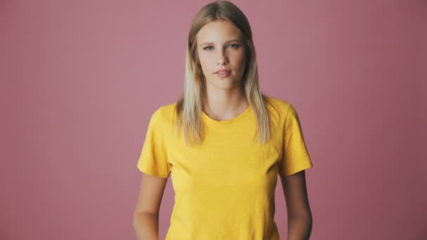 Ciddi Bir Sarışın Kadın Parmağını Sallıyor Stüdyoda Pembe Bir Arka — Stok video