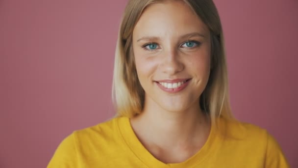 Eine Lächelnde Blonde Frau Posiert Isoliert Vor Rosa Hintergrund Studio — Stockvideo