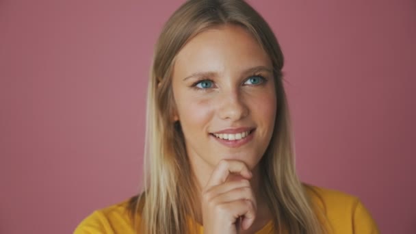 Eine Nahaufnahme Einer Lächelnden Blonden Frau Denkt Etwas Das Isoliert — Stockvideo