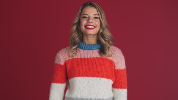 Joven Mujer Sonriente Mostrando Los Pulgares Hacia Arriba Gesto Aislado — Vídeos de Stock
