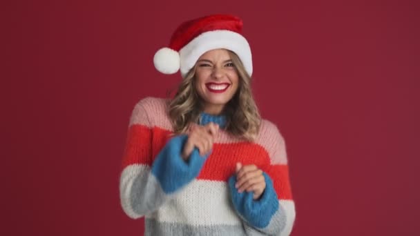 Giovane Donna Emotiva Felice Natale Santa Cappello Danza Isolato Sfondo — Video Stock