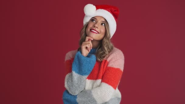 Joven Mujer Soñando Navidad Sombrero Santa Aislado Sobre Fondo Pared — Vídeos de Stock