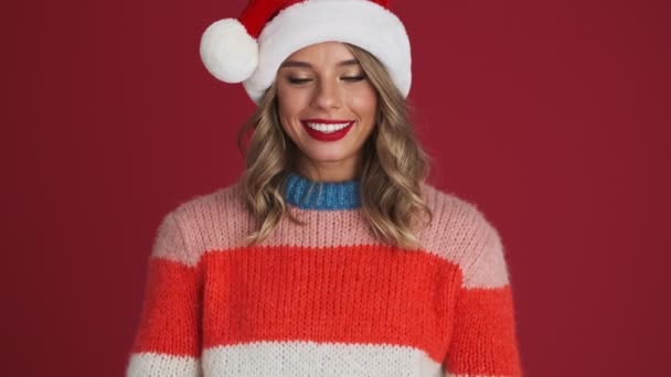 Joven Linda Mujer Positiva Navidad Sombrero Santa Una Caja Regalo — Vídeos de Stock