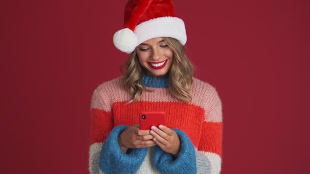 Mladý Roztomilý Veselý Žena Vánoční Santa Klobouk Pomocí Mobilního Telefonu — Stock video