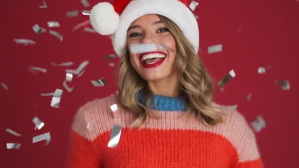 Joven Mujer Feliz Emocionada Navidad Sombrero Santa Posando Aislado Sobre — Vídeos de Stock