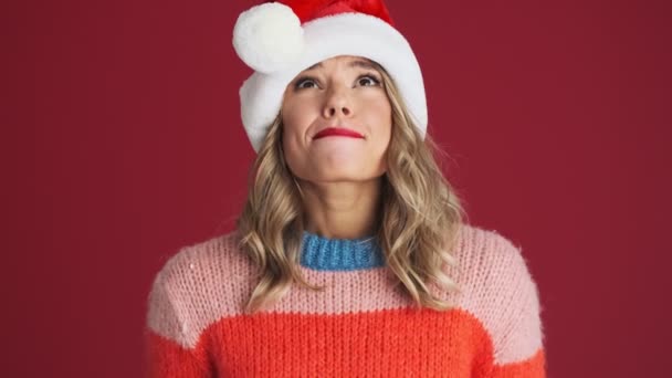 Giovane Nervoso Eccitato Donna Carina Natale Cappello Babbo Natale Dita — Video Stock