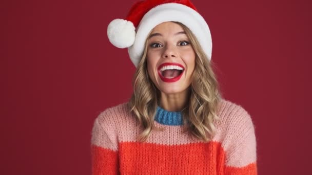 Muda Terkejut Lucu Wanita Natal Santa Topi Terisolasi Atas Dinding — Stok Video