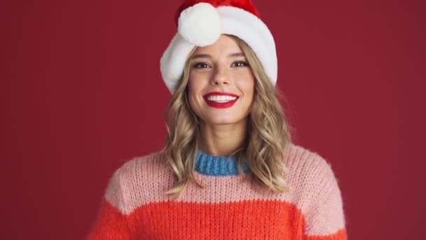 Joven Feliz Linda Mujer Navidad Sombrero Santa Que Muestra Los — Vídeos de Stock