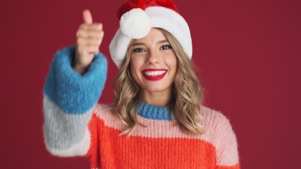 Junge Fröhliche Nette Frau Weihnachtsmann Hut Zeigt Daumen Nach Oben — Stockvideo