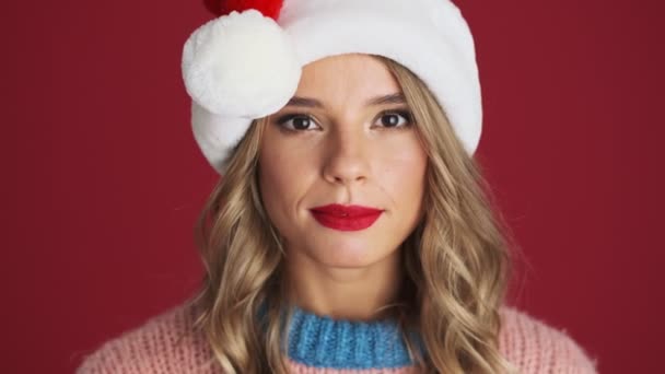 Joven Sonriente Optimista Linda Mujer Navidad Sombrero Santa Señalando Aislado — Vídeo de stock
