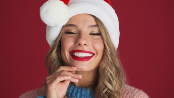 Mladé Snění Flirtování Roztomilá Žena Vánoční Santa Klobouk Hrát Vlasy — Stock video