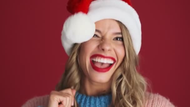 Jeune Femme Mignonne Heureuse Positive Dans Noël Santa Chapeau Danse — Video