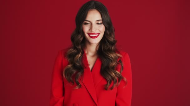 Una Mujer Sonriente Una Chaqueta Roja Está Haciendo Gesto Secreto — Vídeo de stock