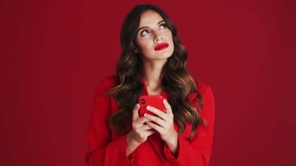 Una Mujer Pensante Una Chaqueta Roja Está Utilizando Teléfono Inteligente — Vídeo de stock