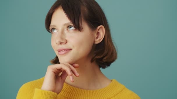 Eine Großaufnahme Einer Träumenden Frau Steht Isoliert Vor Blauem Hintergrund — Stockvideo