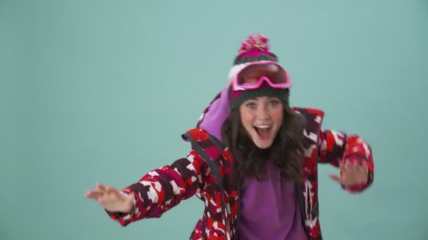 Glad Kvinne Står Snowboard Mens Hun Vifter Med Hånden Hilser – stockvideo