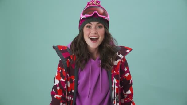 Uma Mulher Feliz Snowboarder Está Fazendo Vem Gesto Isolado Sobre — Vídeo de Stock