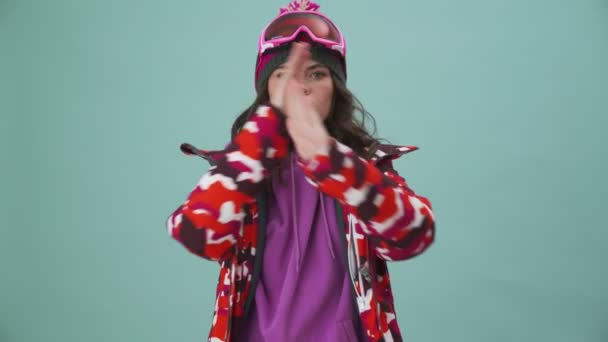 Una Donna Seria Snowboarder Sta Facendo Nessun Gesto Piedi Isolato — Video Stock