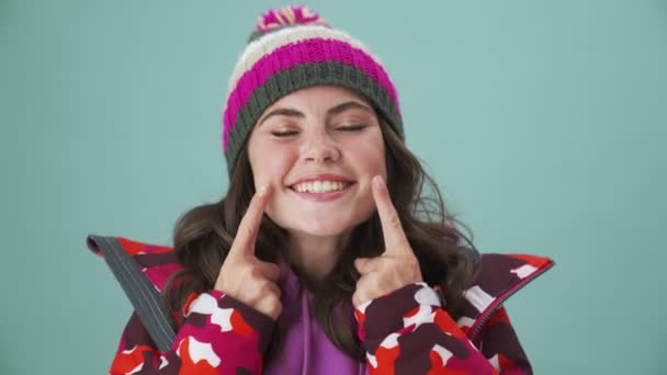 Крупный План Приятной Молодой Женщины Зимней Одежде Улыбается Камеру Стоящую — стоковое видео