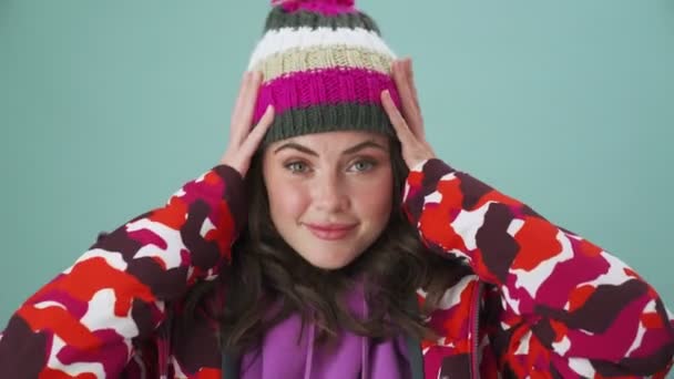 Detailní Pohled Potěšenou Mladou Ženu Uvedení Zimní Oblečení Stojí Izolované — Stock video