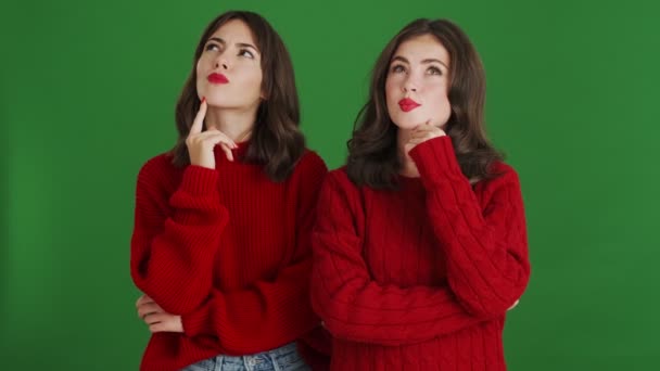 Zwei Denkende Mädchen Roten Pullovern Kommen Auf Eine Idee Während — Stockvideo