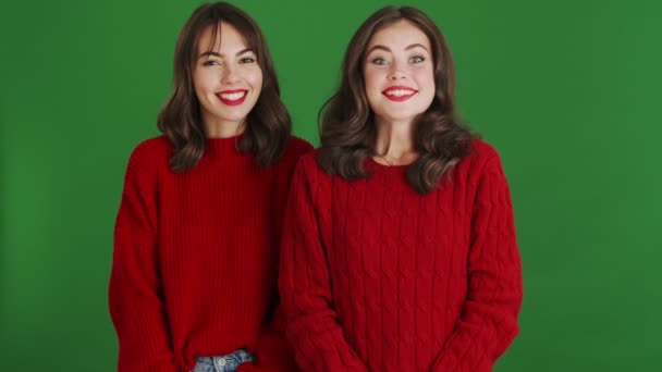 Deux Filles Heureuses Portant Des Pulls Rouges Applaudissent Debout Isolé — Video