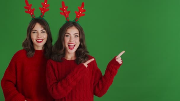 Duas Meninas Emotivas Satisfeitas Vestindo Chifres Rena Natal Camisolas Vermelhas — Vídeo de Stock