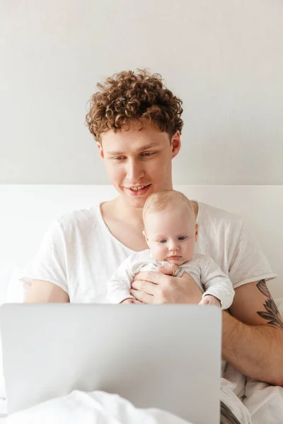 Feliz Jovem Pai Brincando Com Seu Filhinho Enquanto Trabalhava Computador — Fotografia de Stock