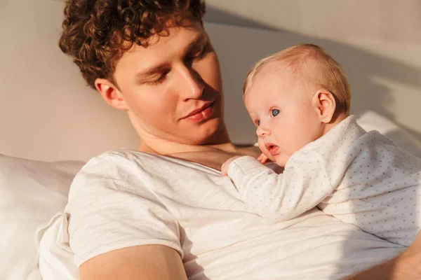 Felice Giovane Padre Che Gioca Con Suo Piccolo Figlio Cutr — Foto Stock