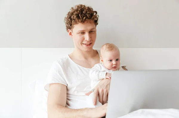 Felice Giovane Padre Che Gioca Con Suo Piccolo Figlio Mentre — Foto Stock