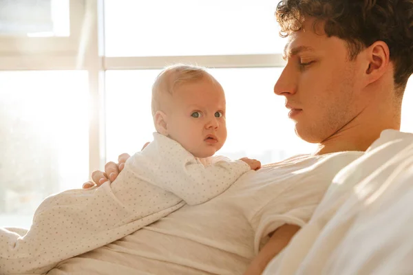 Gelukkig Jong Vader Spelen Met Zijn Kleine Cutr Baby Zoon — Stockfoto