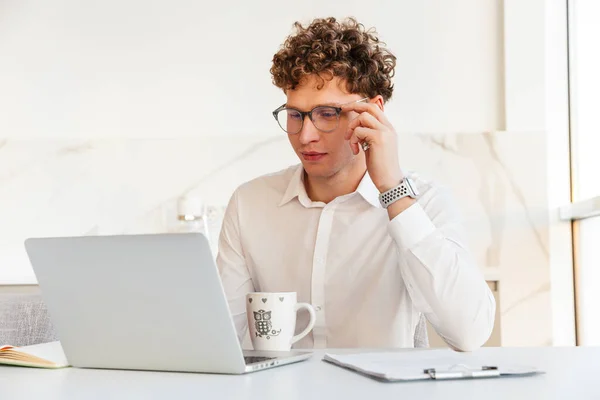 Zelfverzekerde Aantrekkelijke Jonge Zakenman Met Wit Shirt Werkend Laptop Terwijl — Stockfoto