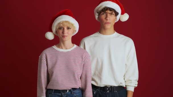 Ung Glad Flicka Med Sin Bror Jul Santa Hatt Visar — Stockvideo