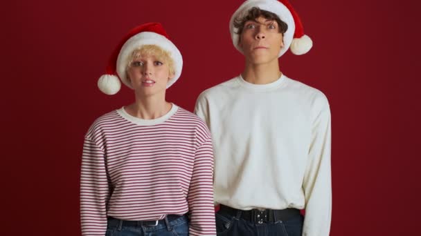 Joven Sorpresa Sorprendió Chica Con Hermano Navidad Sombrero Santa Aislado — Vídeos de Stock