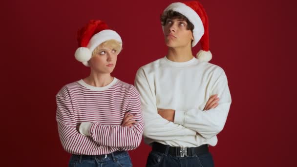 Joven Chica Ofendida Con Hermano Navidad Sombrero Santa Perdonándose Unos — Vídeo de stock