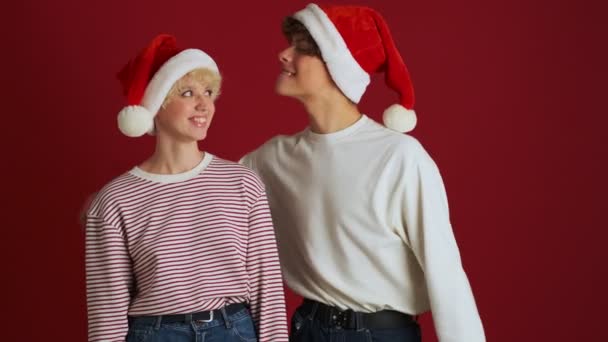 Junge Positive Mädchen Haben Spaß Mit Ihrem Bruder Weihnachtsmann Hut — Stockvideo