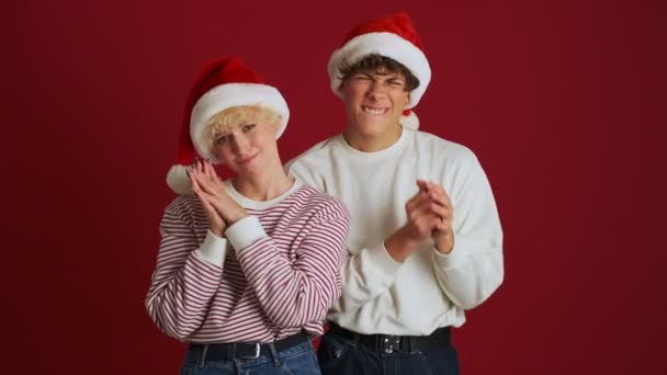 Joven Chica Linda Positiva Posando Con Hermano Navidad Sombrero Santa — Vídeos de Stock
