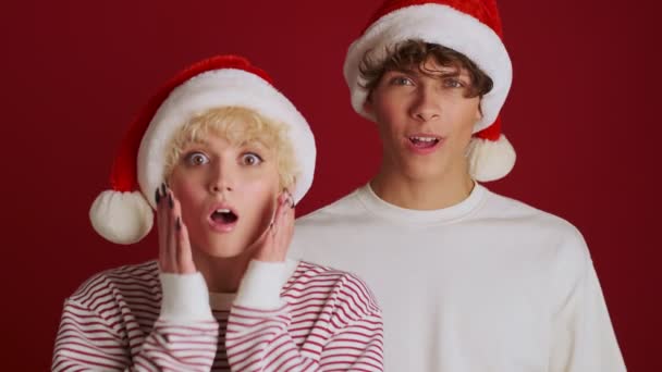Joven Sorprendida Excitada Linda Chica Complacida Con Hermano Navidad Sombrero — Vídeos de Stock