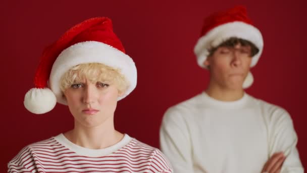 Ağabeyi Noel Baba Şapkasıyla Kırmızı Duvar Arkasında Izole Edilmiş Serçe — Stok video