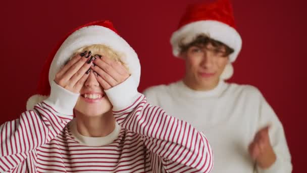 Joven Chica Linda Positiva Con Hermano Navidad Sombrero Santa Aislado — Vídeos de Stock
