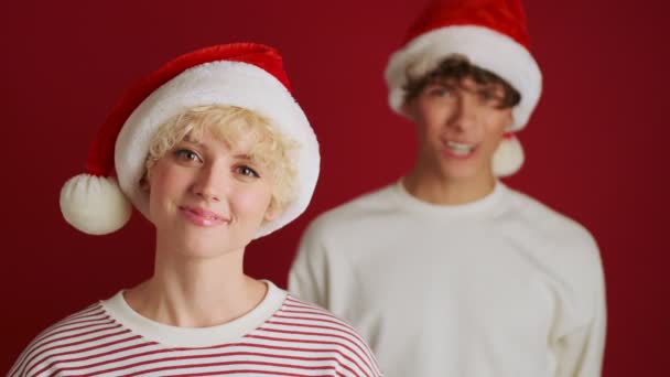 Jovem Chocado Bonito Menina Com Seu Irmão Natal Santa Chapéu — Vídeo de Stock