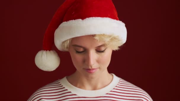 Menina Sorrindo Jovem Olhando Para Câmera Natal Chapéu Papai Noel — Vídeo de Stock