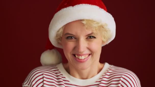 Joven Chica Alegre Feliz Mirando Cámara Navidad Sombrero Santa Aislado — Vídeo de stock