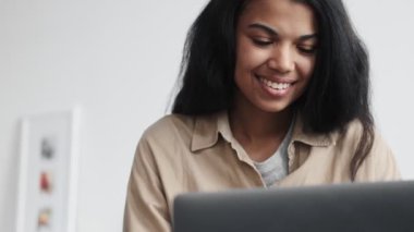 Güzel bir afro-amerikan kadını bilgisayarını kullanıyor.