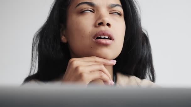 Odaklanmış Bir Afrikalı Amerikalı Kadının Yakın Plan Görüntüsü Bilgisayarını Kapalı — Stok video