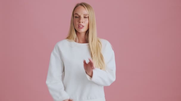 Een Serieuze Jonge Blonde Vrouw Kruist Haar Handen Toont Geen — Stockvideo