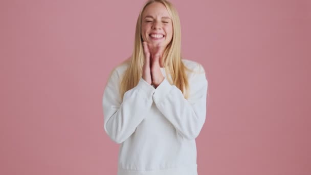 Šťastná Blondýna Žena Raduje Stojící Izolované Nad Růžovým Pozadím Studiu — Stock video