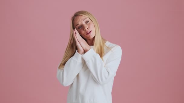 Una Bella Donna Bionda Sta Guardando Qualcosa Carino Bella Commovente — Video Stock