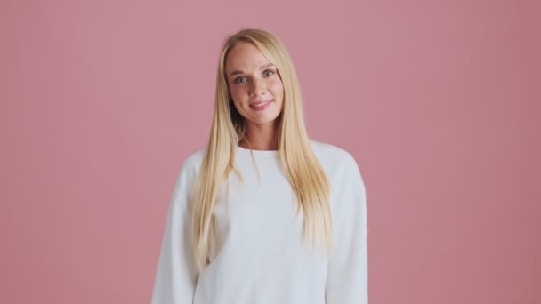 Une Femme Blonde Positive Montre Signe Cardiaque Isolé Sur Fond — Video